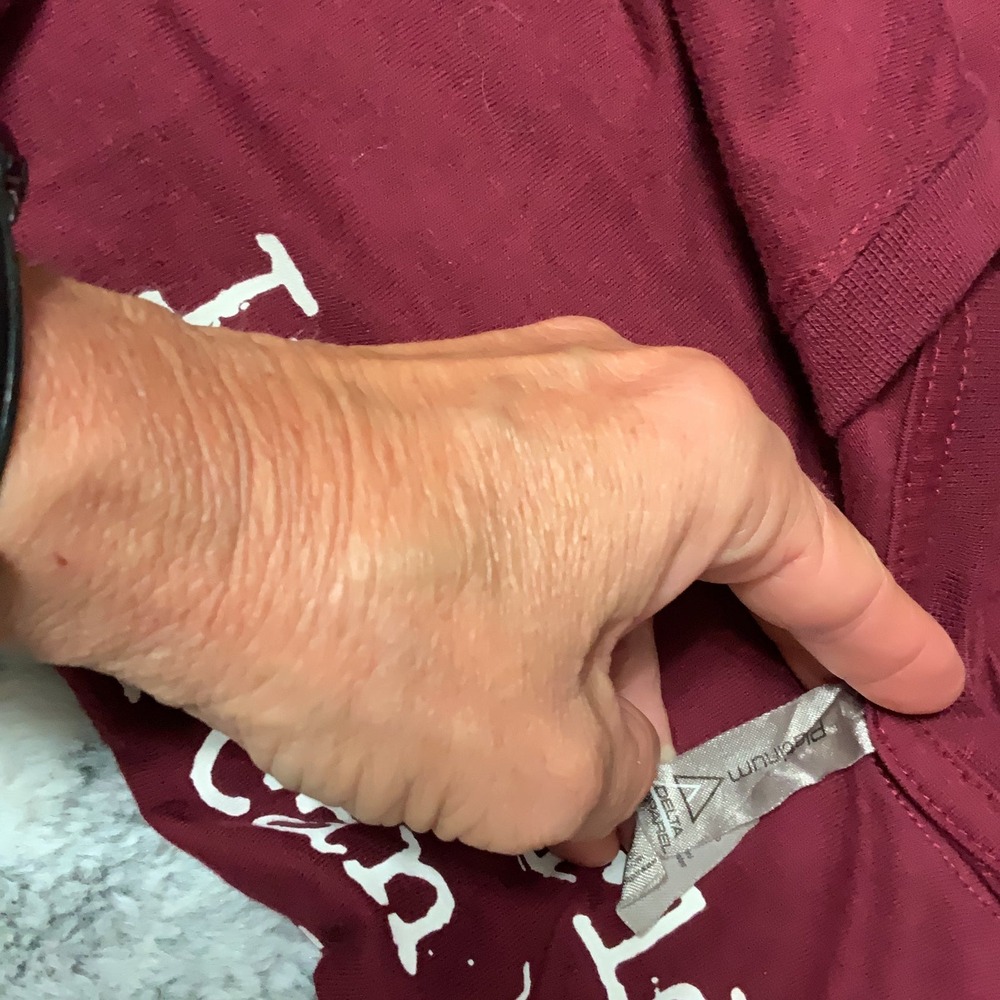 Maroon T-shirt In A World Where You Can Be Anything Be Kind size Medium - Picture 6 of 7